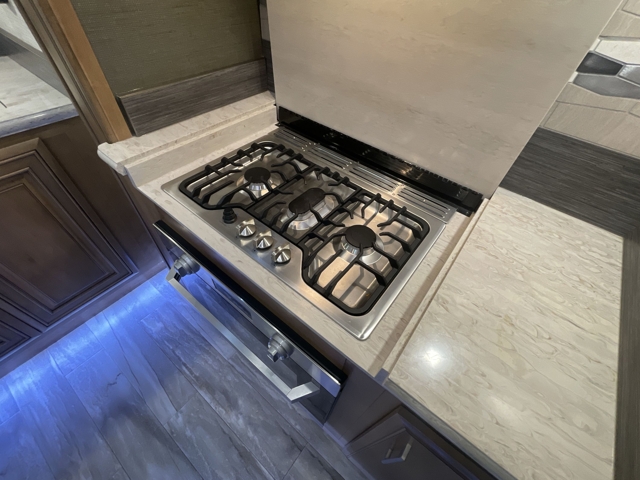2020 DRV Luxury Suites Full House JX390 — photo 6 of 8