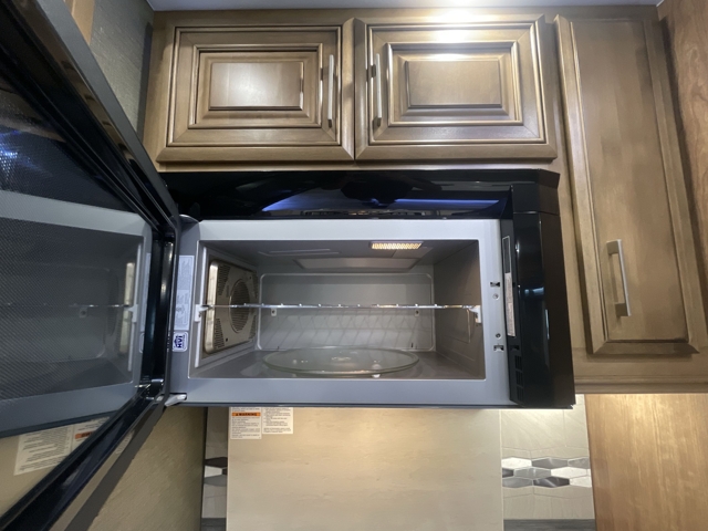 2020 DRV Luxury Suites Full House JX390 — photo 7 of 8