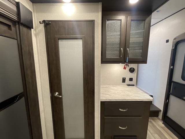 2023 Shasta Phoenix 284RL — photo 6 of 8