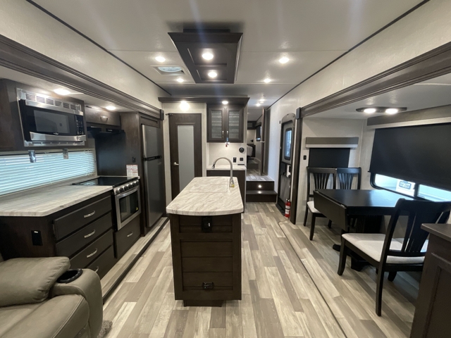 2023 Shasta Phoenix 284RL — photo 3 of 8