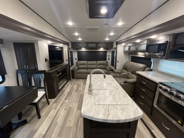 2023 Shasta Phoenix 284RL — photo 2 of 8