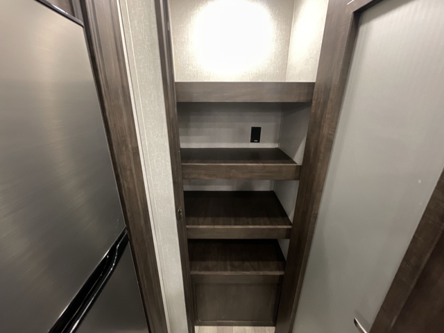 2023 Shasta Phoenix 284RL — photo 8 of 8
