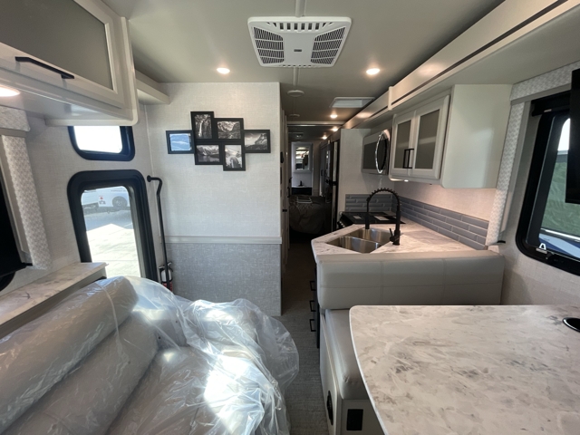 2026 Holiday Rambler Admiral 32N — photo 5 of 8