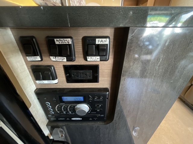 2016 Itasca Navion 24V — photo 8 of 8