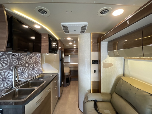 2016 Itasca Navion 24V — photo 4 of 8