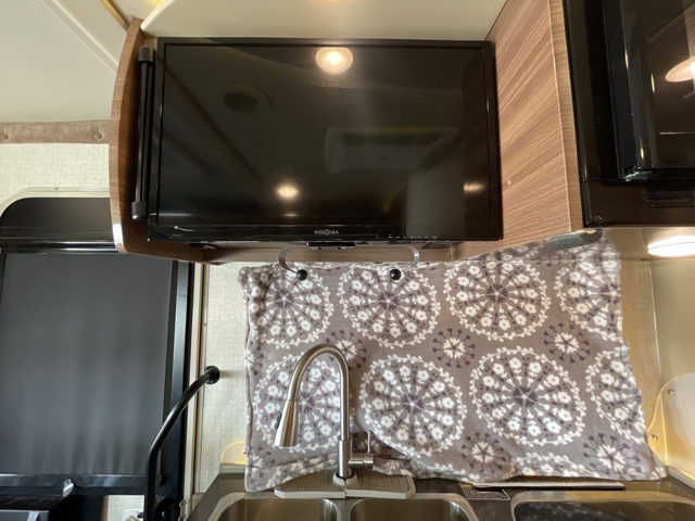 2016 Itasca Navion 24V — photo 2 of 8