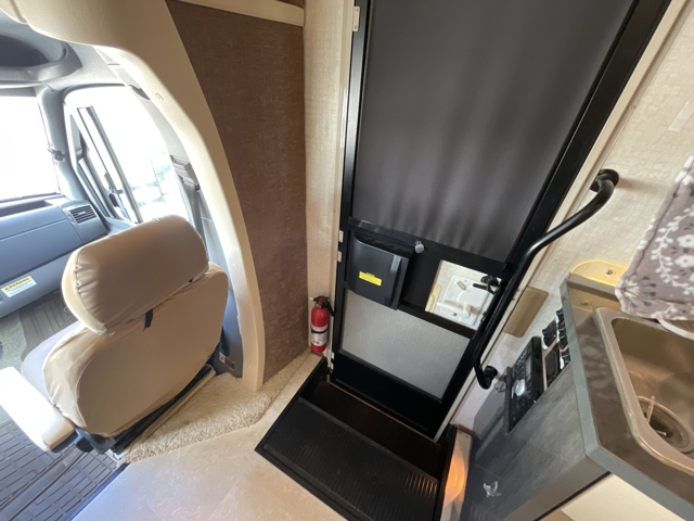 2016 Itasca Navion 24V — photo 3 of 8