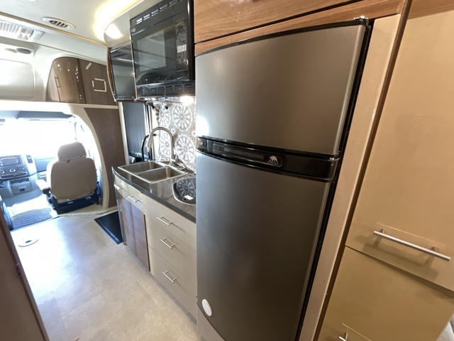2016 Itasca Navion 24V — photo 6 of 8