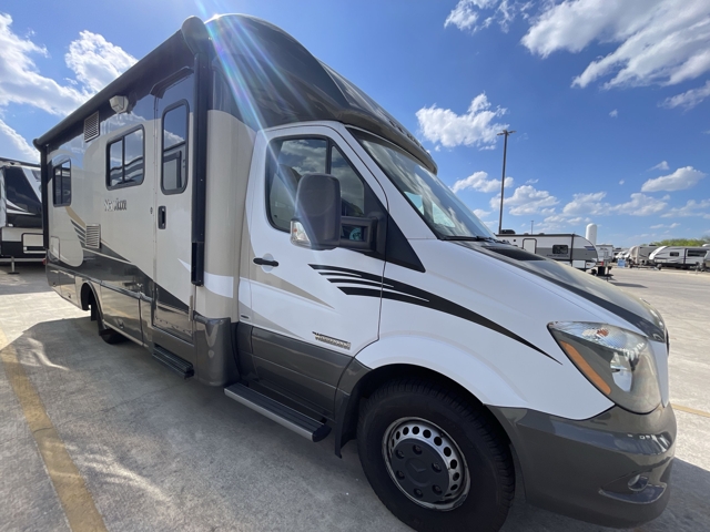 2016 Itasca Navion 24V — photo 1 of 8