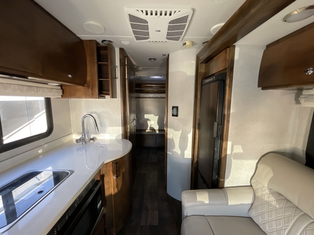 2018 Tiffin Wayfarer 24BW — photo 4 of 8
