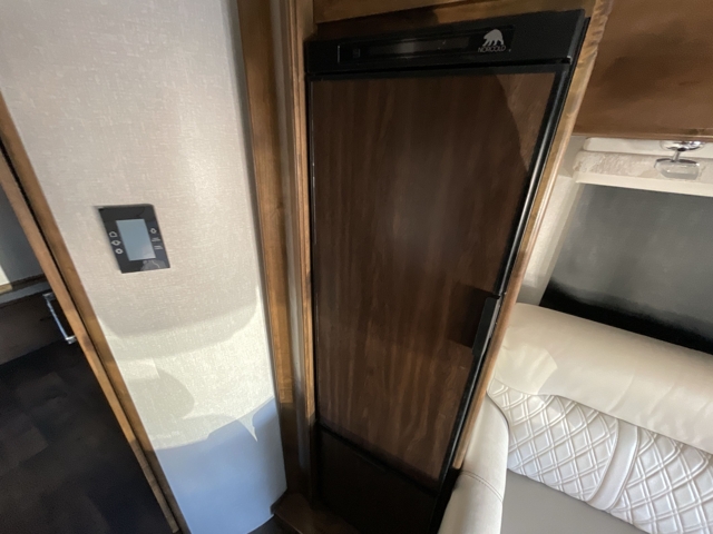 2018 Tiffin Wayfarer 24BW — photo 3 of 8