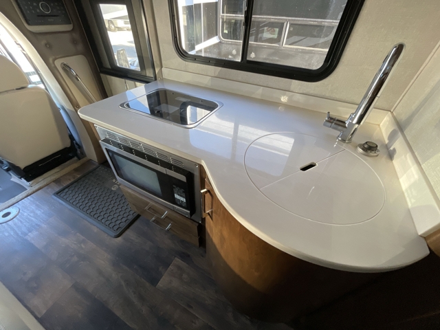 2018 Tiffin Wayfarer 24BW — photo 6 of 8