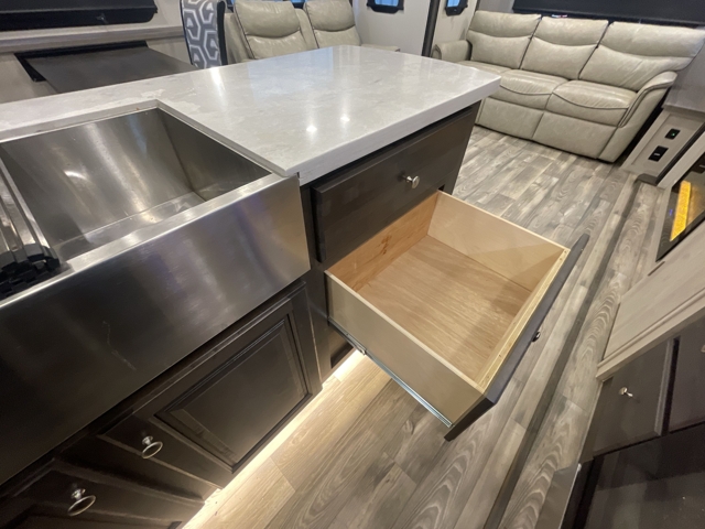 2022 Forest River Cardinal Luxury 380RLX — photo 6 of 8