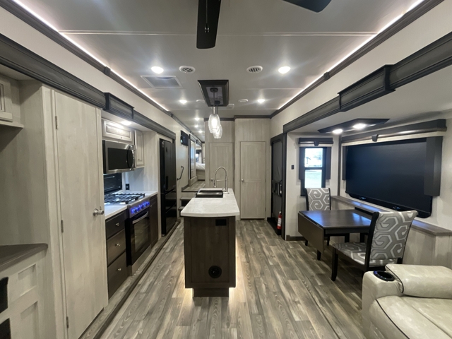 2022 Forest River Cardinal Luxury 380RLX — photo 4 of 8