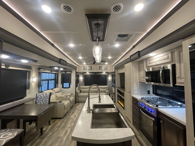 2022 Forest River Cardinal Luxury 380RLX — photo 3 of 8