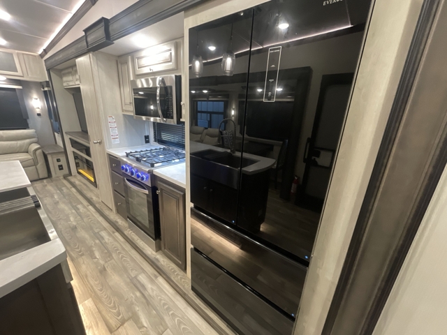 2022 Forest River Cardinal Luxury 380RLX — photo 7 of 8