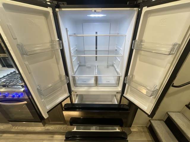 2022 Forest River Cardinal Luxury 380RLX — photo 8 of 8