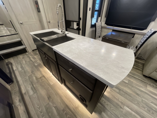 2022 Forest River Cardinal Luxury 380RLX — photo 5 of 8