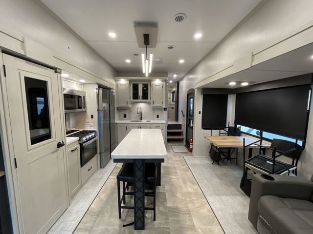 2026 Shasta Phoenix 389DEK — photo 3 of 8