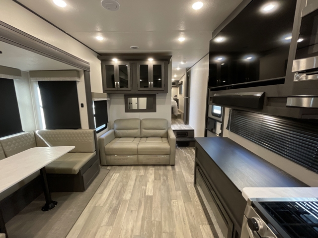 2025 Shasta Phoenix Lite 274BH — photo 3 of 8