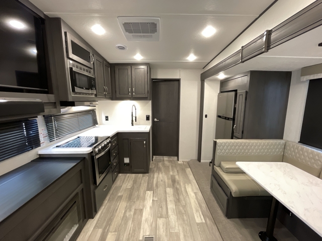 2025 Shasta Phoenix Lite 274BH — photo 2 of 8