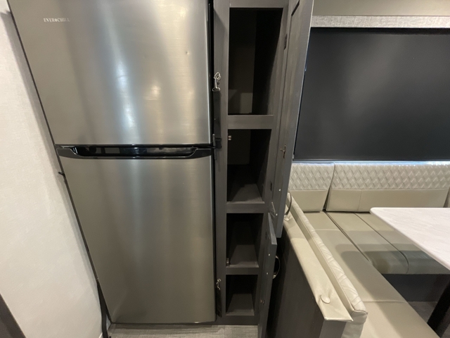2025 Shasta Phoenix Lite 274BH — photo 6 of 8