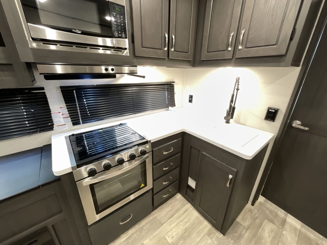 2025 Shasta Phoenix Lite 274BH — photo 4 of 8
