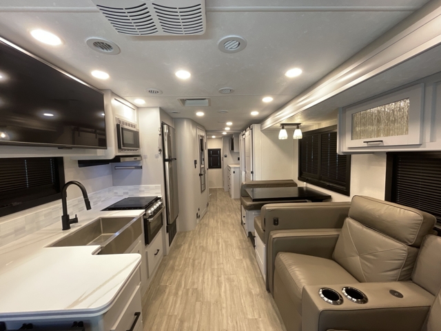 2024 Coachmen Pursuit 31ES — photo 2 of 8