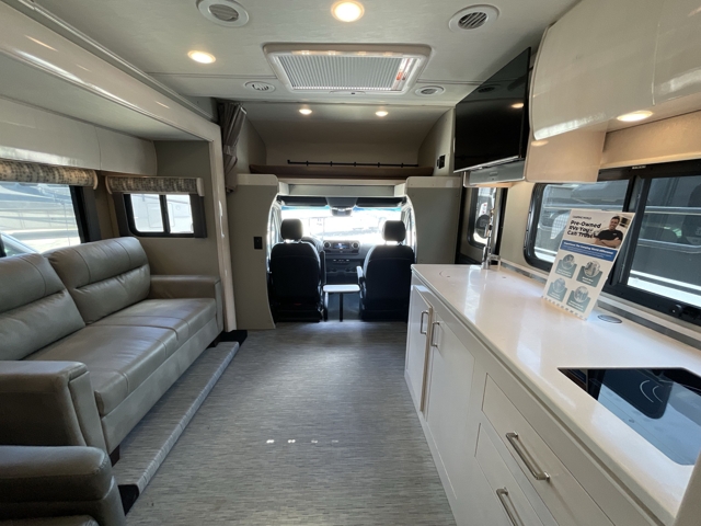 2021 Renegade RV Vienna 25VRMC — photo 5 of 8