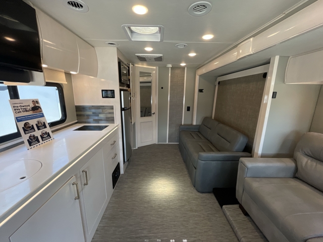 2021 Renegade RV Vienna 25VRMC — photo 4 of 8