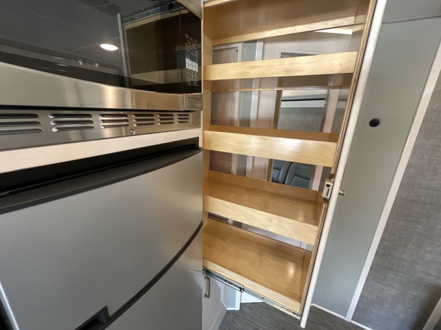 2021 Renegade RV Vienna 25VRMC — photo 3 of 8