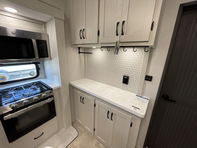 2026 Shasta Phoenix 370BAF — photo 6 of 8