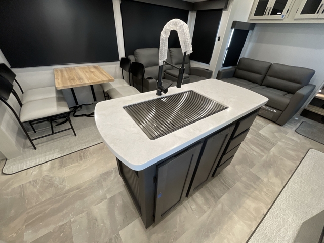 2026 Shasta Phoenix 370BAF — photo 4 of 8