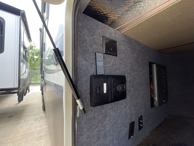 2018 Crossroads Redwood 3881ES — photo 5 of 8
