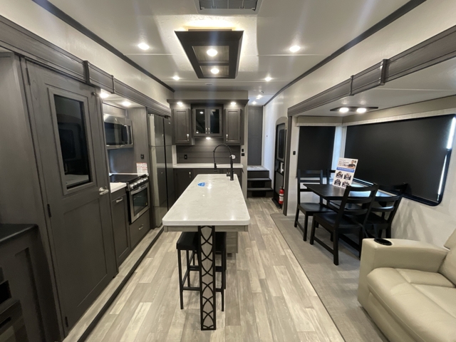 2025 Shasta Phoenix 336RL — photo 3 of 8
