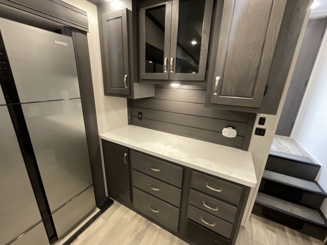 2025 Shasta Phoenix 336RL — photo 6 of 8