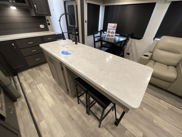 2025 Shasta Phoenix 336RL — photo 4 of 8