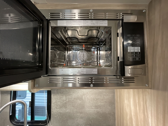 2022 Winnebago Micro Minnie 2108DS — photo 6 of 8