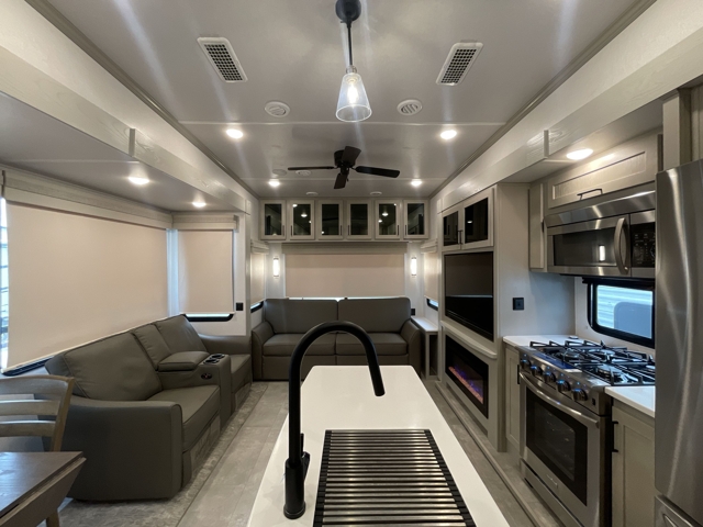 2022 Forest River Columbus C-series 329DVC — photo 5 of 8