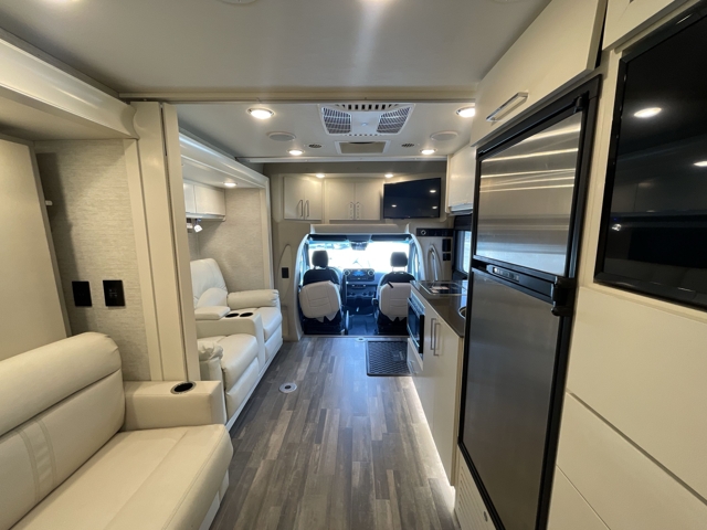 2020 Tiffin Wayfarer 25RW — photo 3 of 8