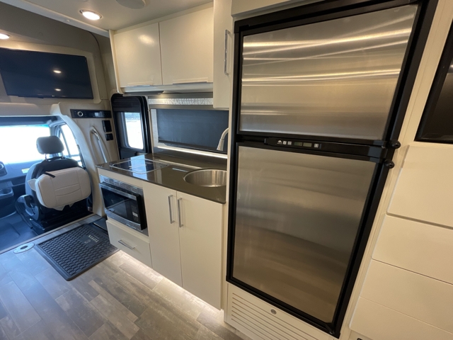 2020 Tiffin Wayfarer 25RW — photo 4 of 8