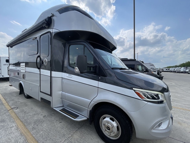 2020 Tiffin Wayfarer 25RW — photo 1 of 8