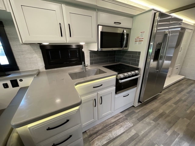 2025 Entegra Coach Vision XL 36C — photo 4 of 8