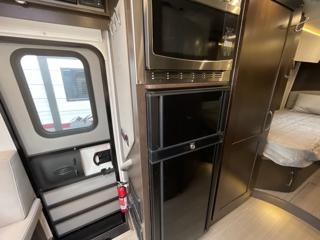 2021 Leisure Travel Unity U24TB — photo 4 of 8