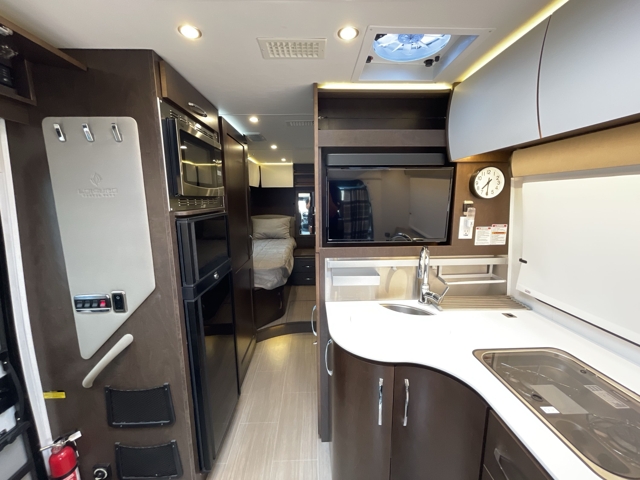 2021 Leisure Travel Unity U24TB — photo 2 of 8