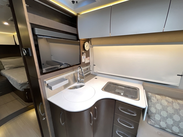 2021 Leisure Travel Unity U24TB — photo 8 of 8