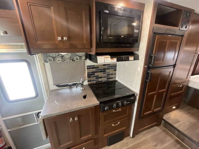 2017 Forest River Sunseeker MBS 2400R — photo 5 of 8