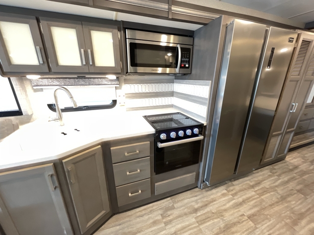2023 Thor Luminate CC35 — photo 5 of 8