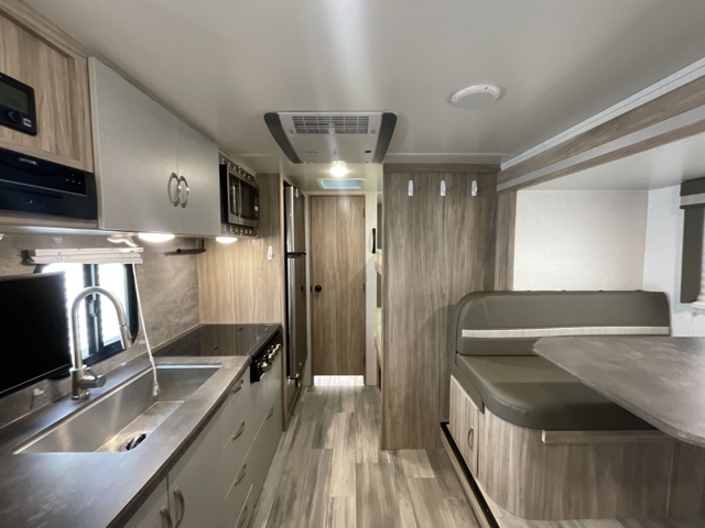 2022 Winnebago Micro Minnie FLX 2100BH — photo 2 of 8