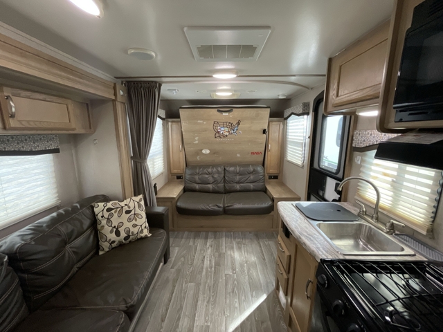 2020 Winnebago Micro Minnie 2106DS — photo 4 of 8